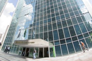 A Primeira Turma do Tribunal Regional Federal da 3ª Região (TRF3) condenou a Caixa Econômica Federal (Caixa) a indenizar uma idosa de 81 anos que sofreu golpe por aplicativo